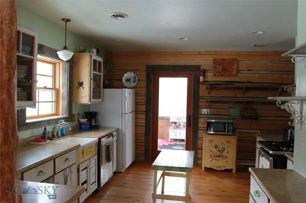 569/571 Cinnabar Basin Road Gardiner MT 59030