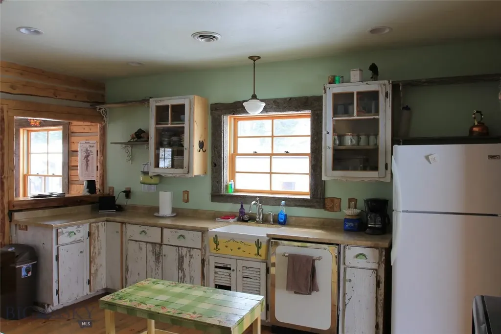 569/571 Cinnabar Basin Road Gardiner MT 59030