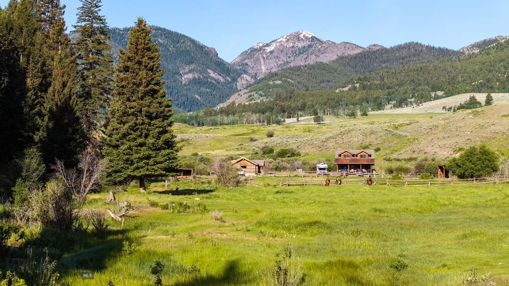 569/571 Cinnabar Basin Road Gardiner MT 59030