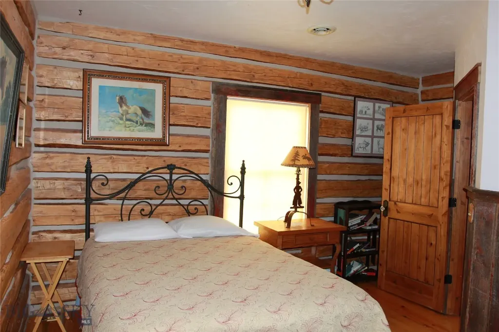 569/571 Cinnabar Basin Road Gardiner MT 59030