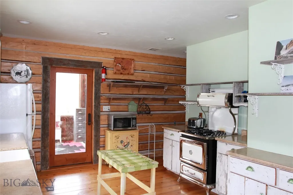 569/571 Cinnabar Basin Road Gardiner MT 59030