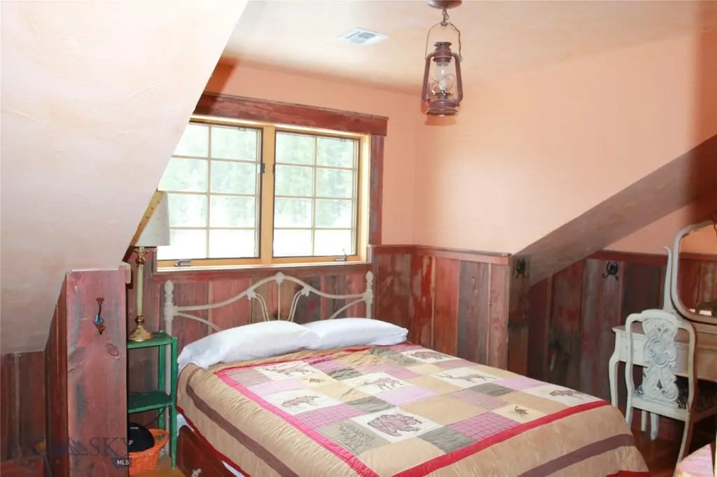 569/571 Cinnabar Basin Road Gardiner MT 59030
