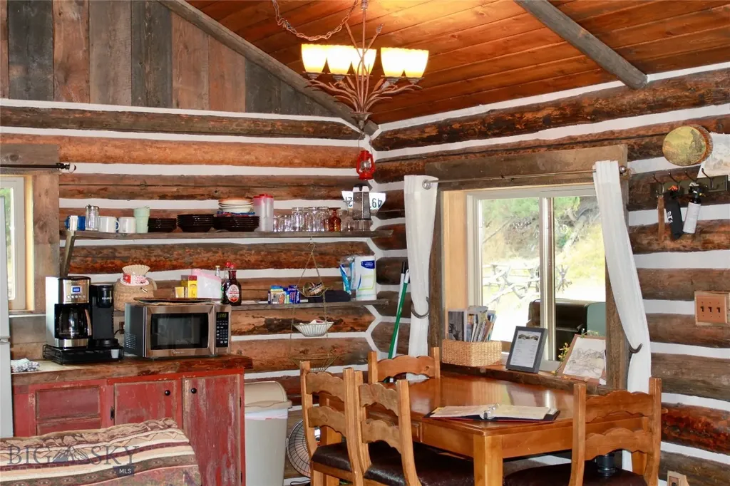 569/571 Cinnabar Basin Road Gardiner MT 59030