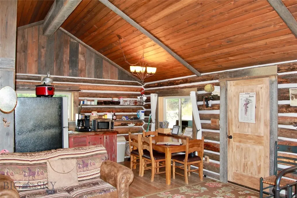 569/571 Cinnabar Basin Road Gardiner MT 59030