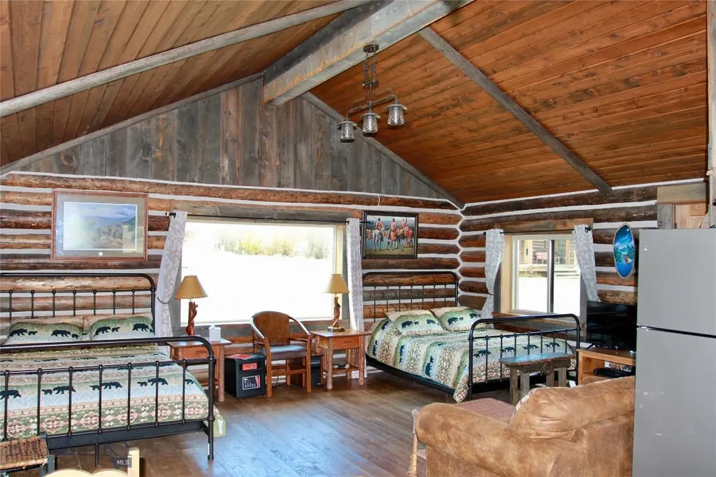 569/571 Cinnabar Basin Road Gardiner MT 59030