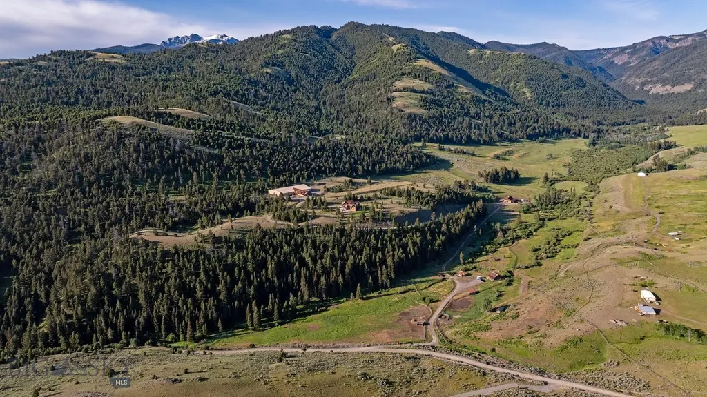 569/571 Cinnabar Basin Road Gardiner MT 59030