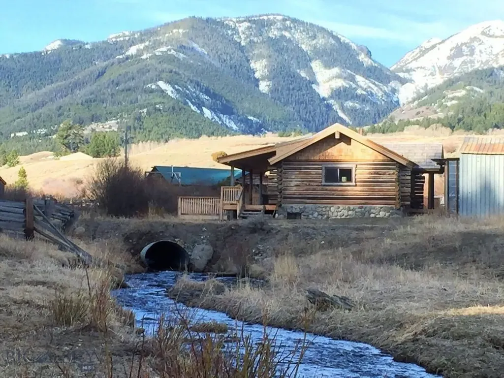 569/571 Cinnabar Basin Road Gardiner MT 59030