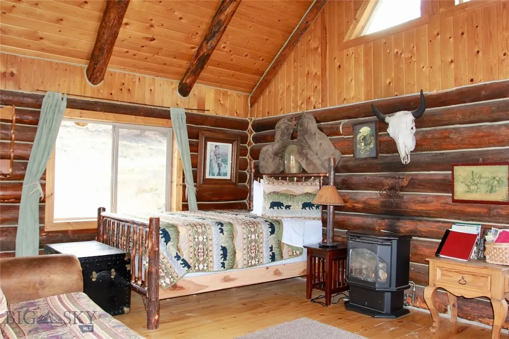 569/571 Cinnabar Basin Road Gardiner MT 59030