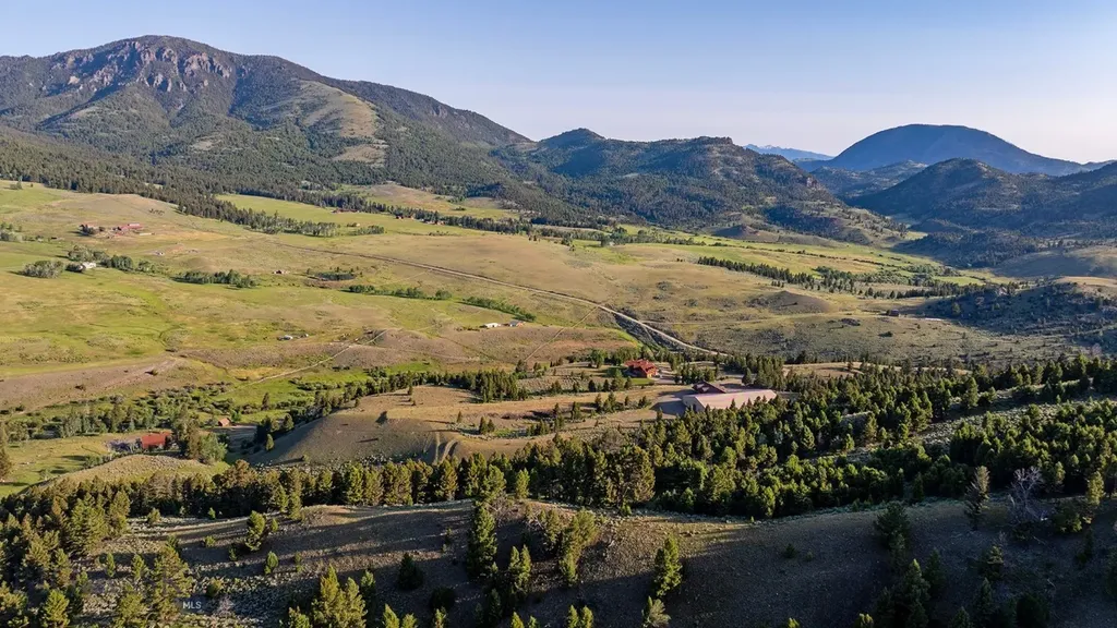 569/571 Cinnabar Basin Road Gardiner MT 59030
