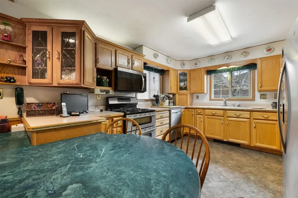 2818 Elizabeth Warren Avenue Butte MT 59701