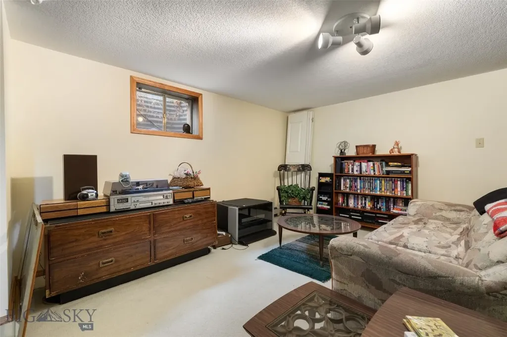 2818 Elizabeth Warren Avenue Butte MT 59701
