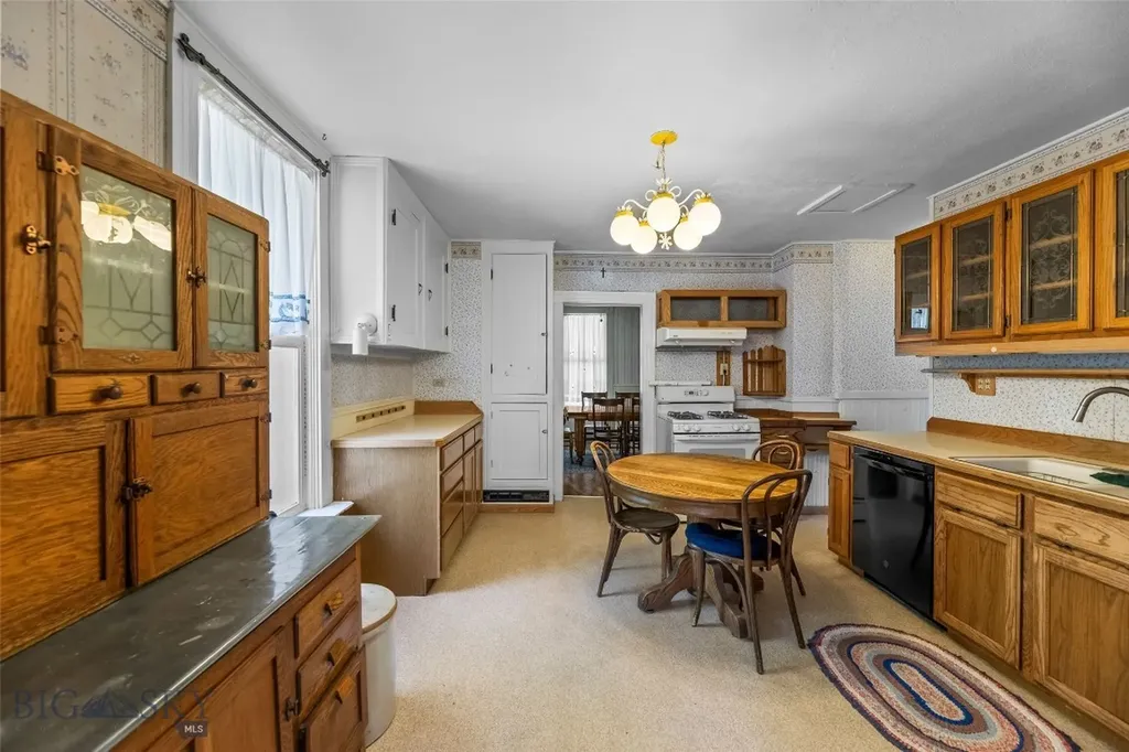 156 Parrot Castle Whitehall MT 59759