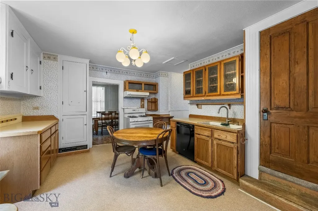 156 Parrot Castle Whitehall MT 59759