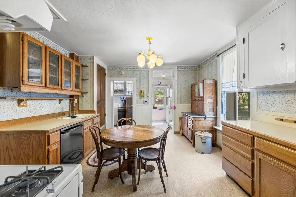 156 Parrot Castle Whitehall MT 59759