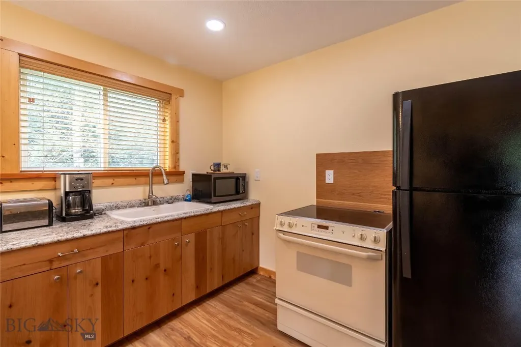 9 Moose Haven Loop Mcleod MT 59052