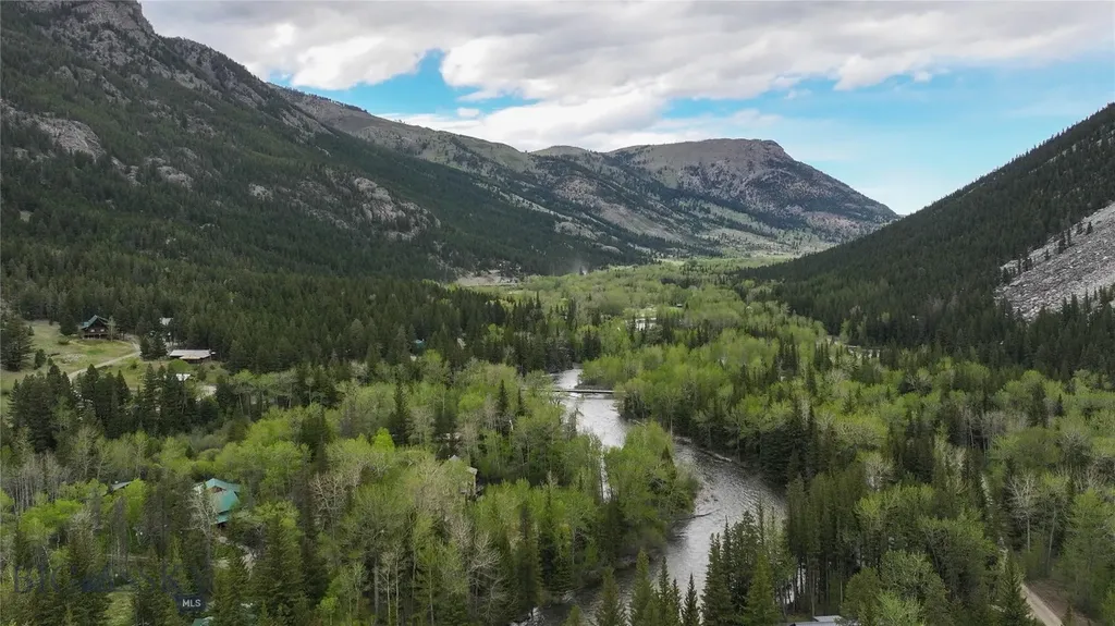 9 Moose Haven Loop Mcleod MT 59052