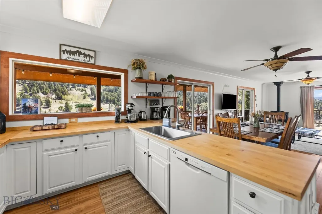 23 Hanlon Hill Drive Gardiner MT 59030