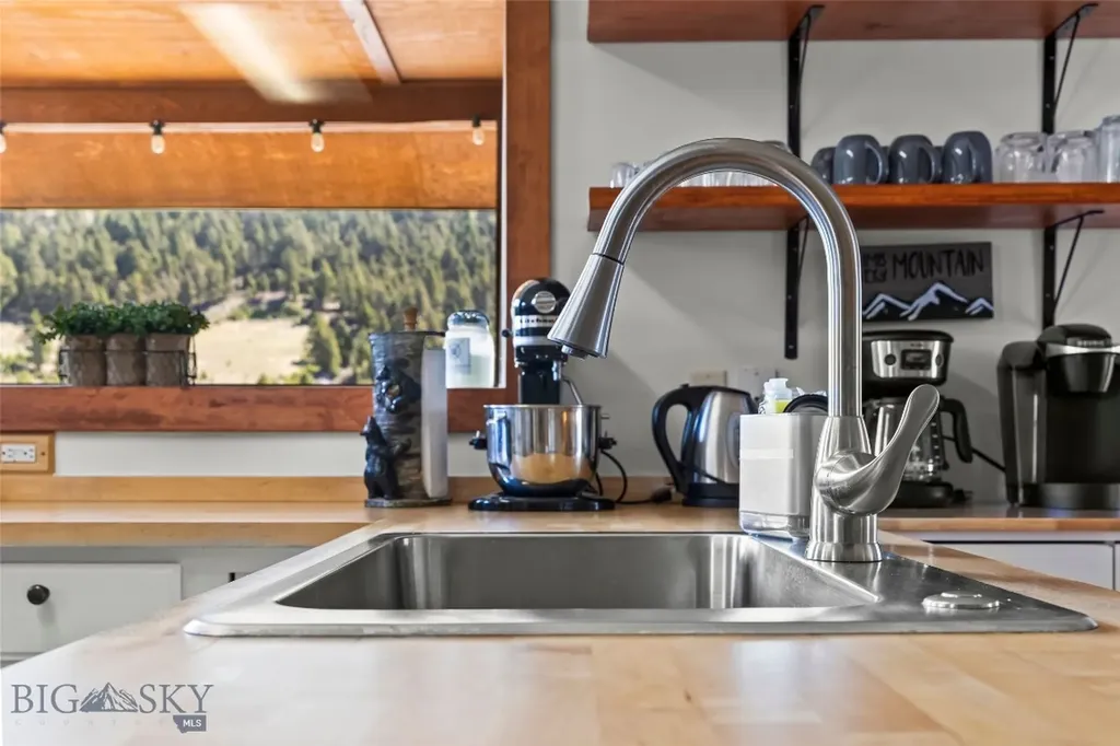 23 Hanlon Hill Drive Gardiner MT 59030