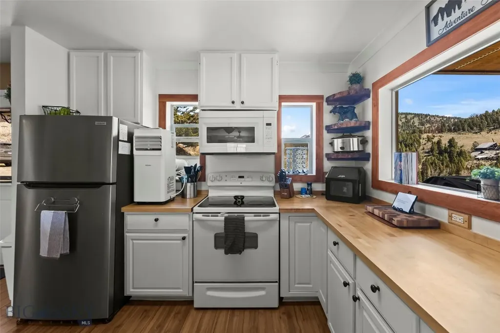 23 Hanlon Hill Drive Gardiner MT 59030