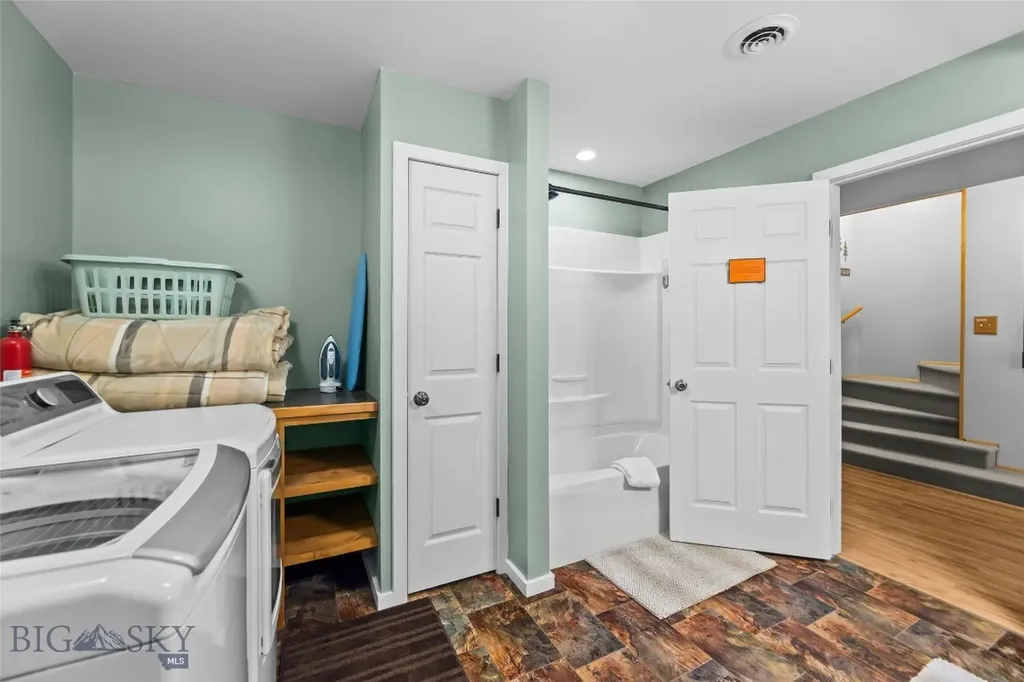 23 Hanlon Hill Drive Gardiner MT 59030