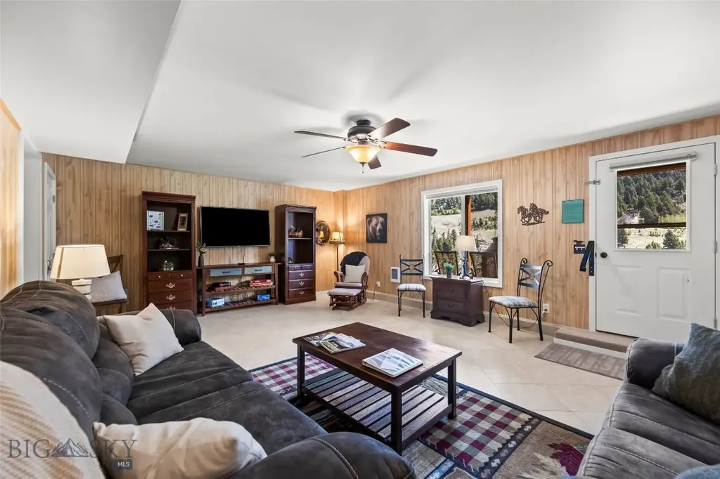 23 Hanlon Hill Drive Gardiner MT 59030