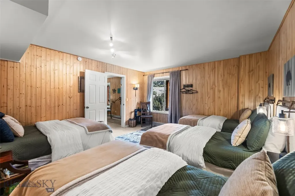 23 Hanlon Hill Drive Gardiner MT 59030