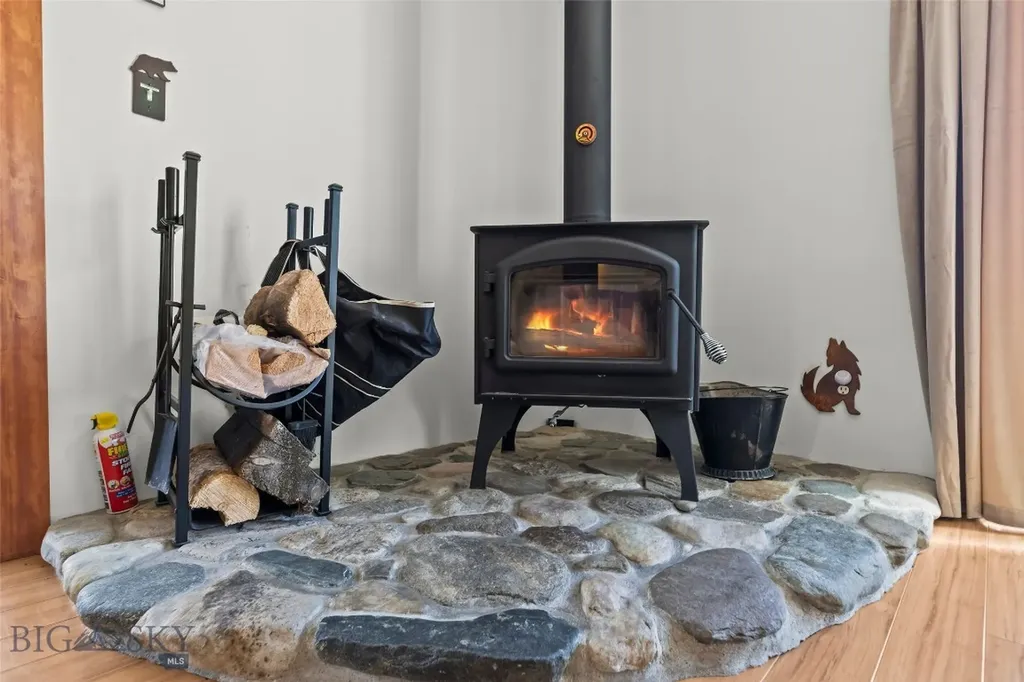 23 Hanlon Hill Drive Gardiner MT 59030