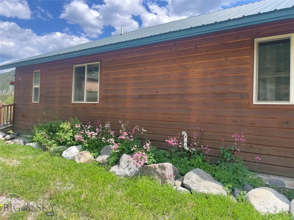 23 Hanlon Hill Drive Gardiner MT 59030
