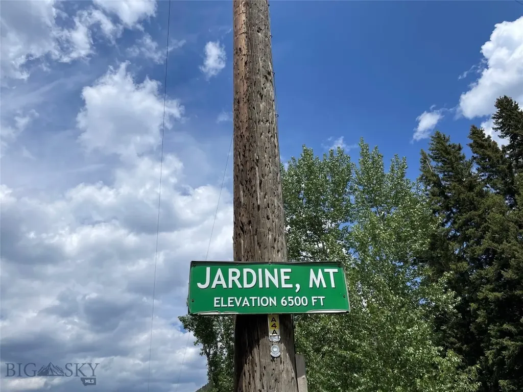 23 Hanlon Hill Drive Gardiner MT 59030