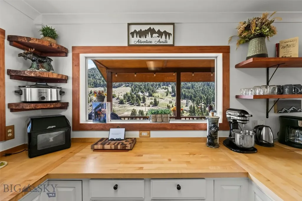 23 Hanlon Hill Drive Gardiner MT 59030