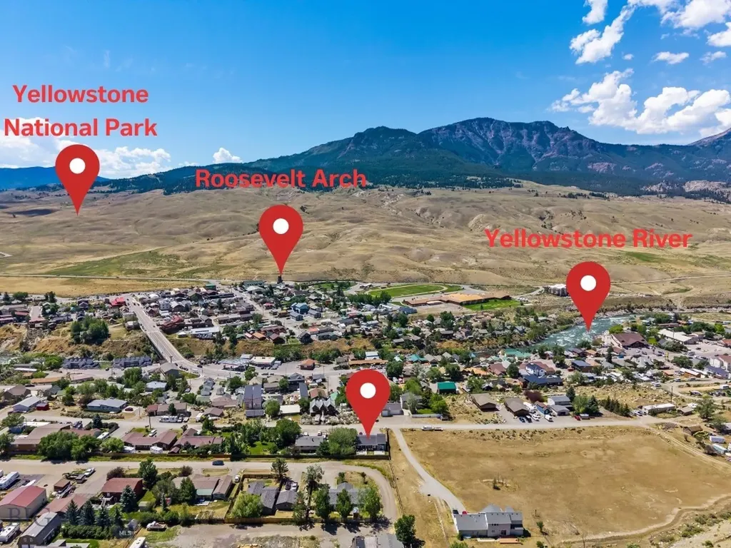 14 Peters Lane Gardiner MT 59030