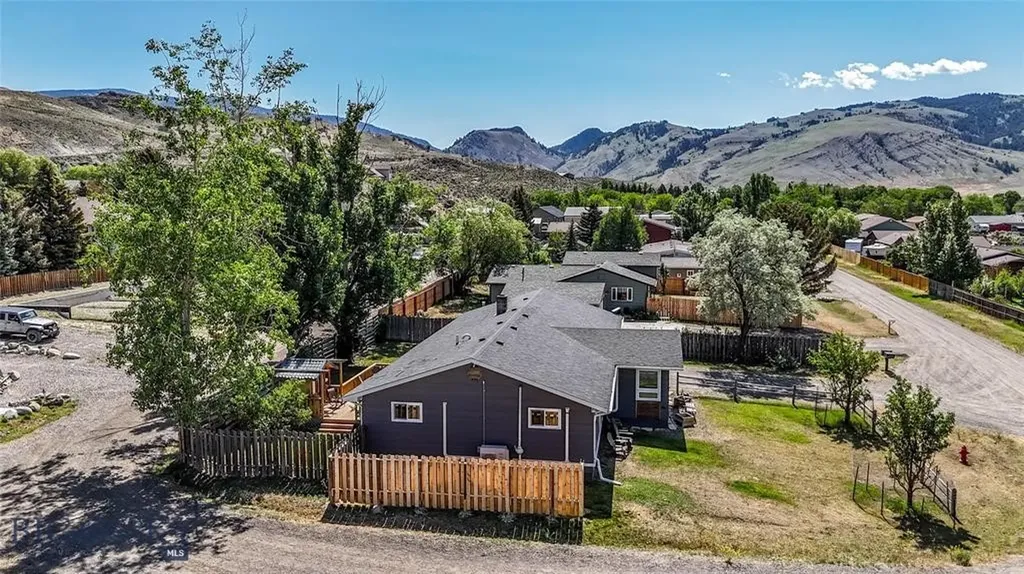 14 Peters Lane Gardiner MT 59030