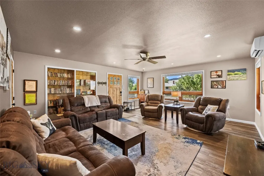 14 Peters Lane Gardiner MT 59030