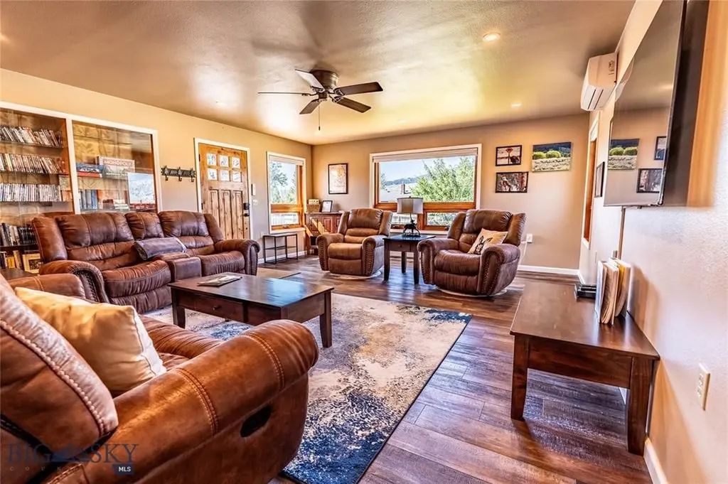 14 Peters Lane Gardiner MT 59030