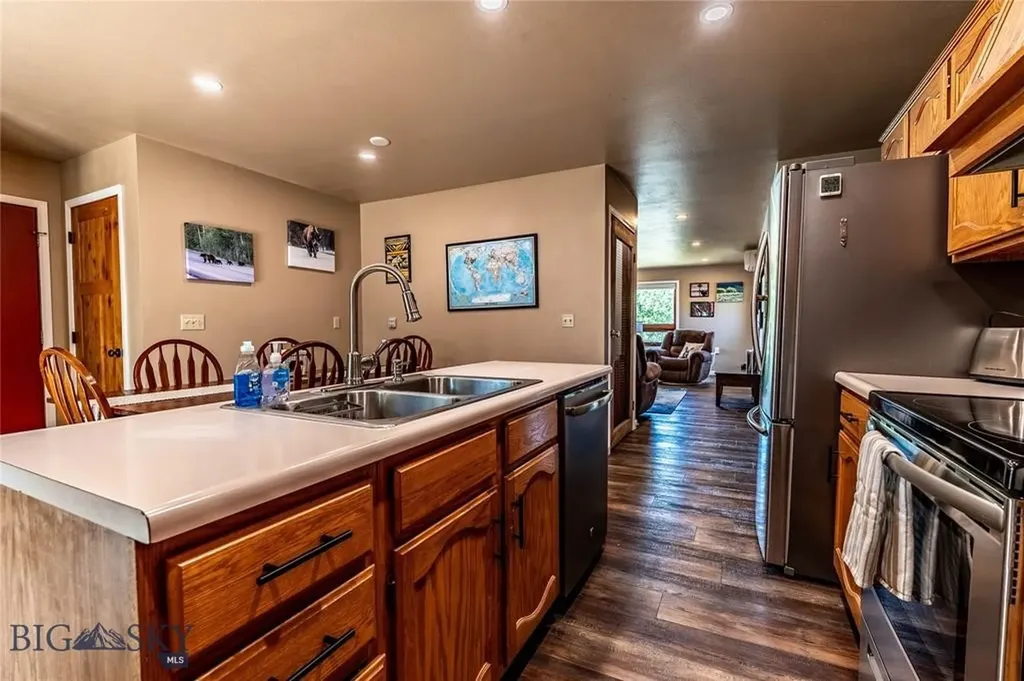 14 Peters Lane Gardiner MT 59030