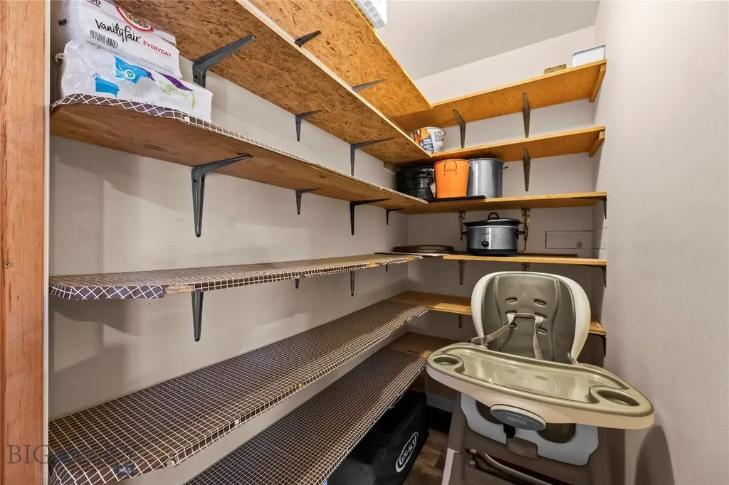 14 Peters Lane Gardiner MT 59030
