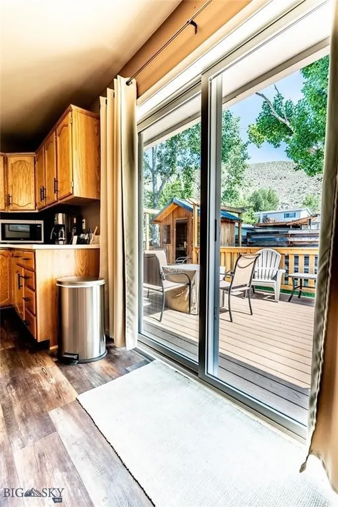 14 Peters Lane Gardiner MT 59030