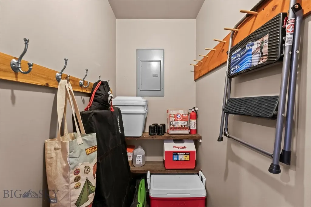 14 Peters Lane Gardiner MT 59030