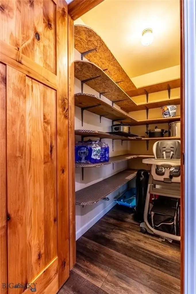 14 Peters Lane Gardiner MT 59030