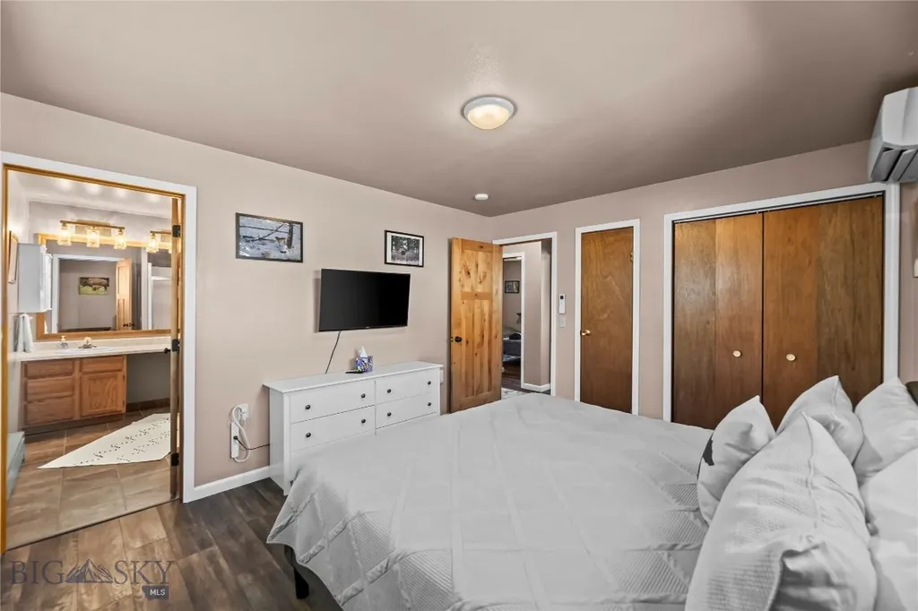 14 Peters Lane Gardiner MT 59030