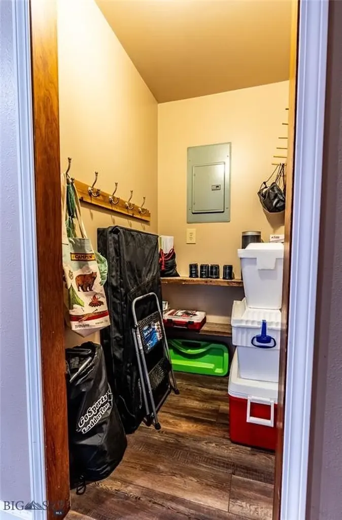 14 Peters Lane Gardiner MT 59030