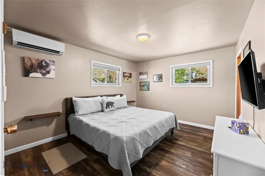 14 Peters Lane Gardiner MT 59030