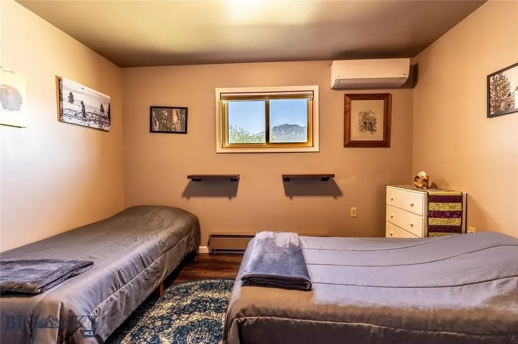 14 Peters Lane Gardiner MT 59030