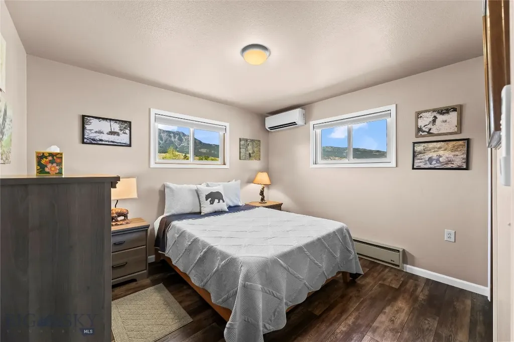 14 Peters Lane Gardiner MT 59030