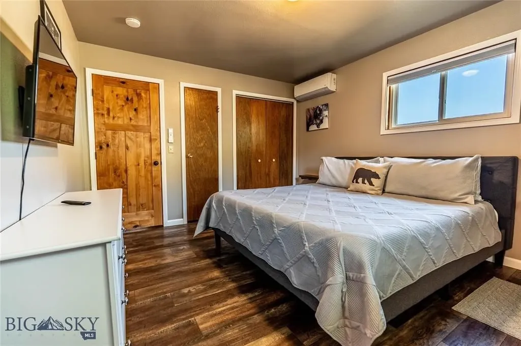 14 Peters Lane Gardiner MT 59030