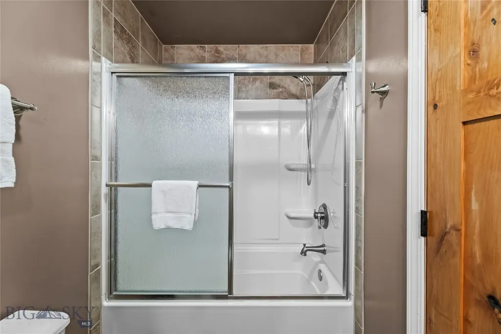 14 Peters Lane Gardiner MT 59030