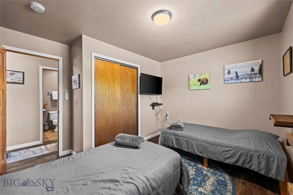 14 Peters Lane Gardiner MT 59030