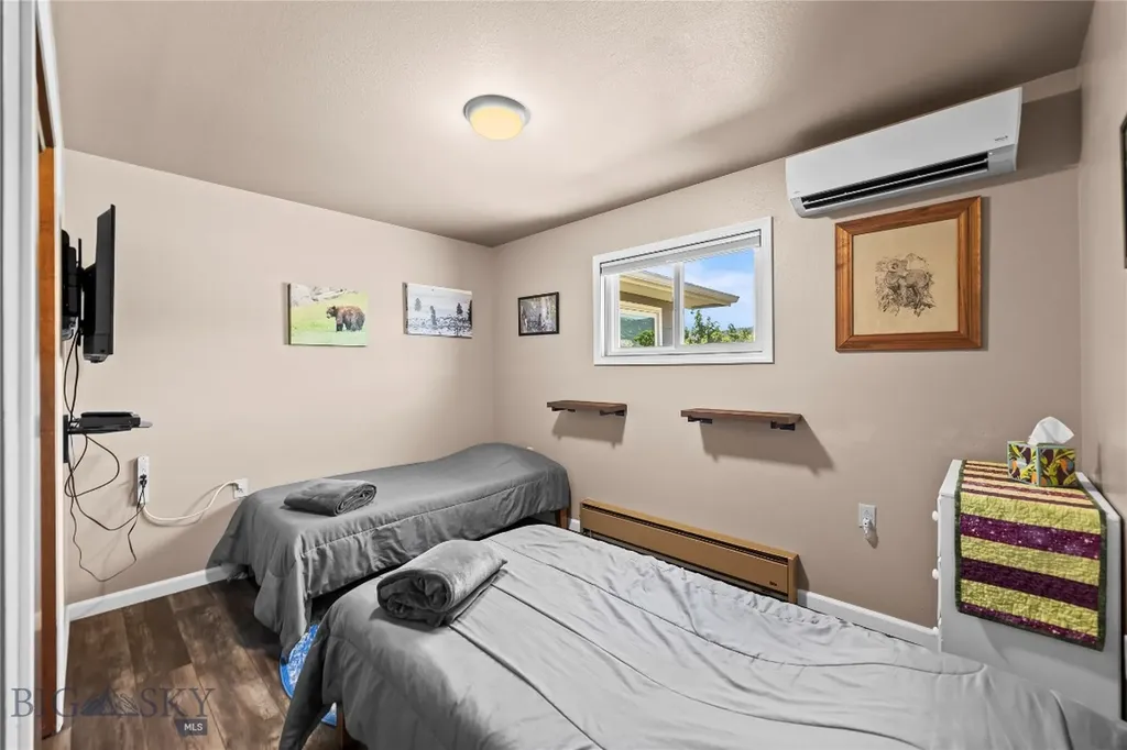 14 Peters Lane Gardiner MT 59030
