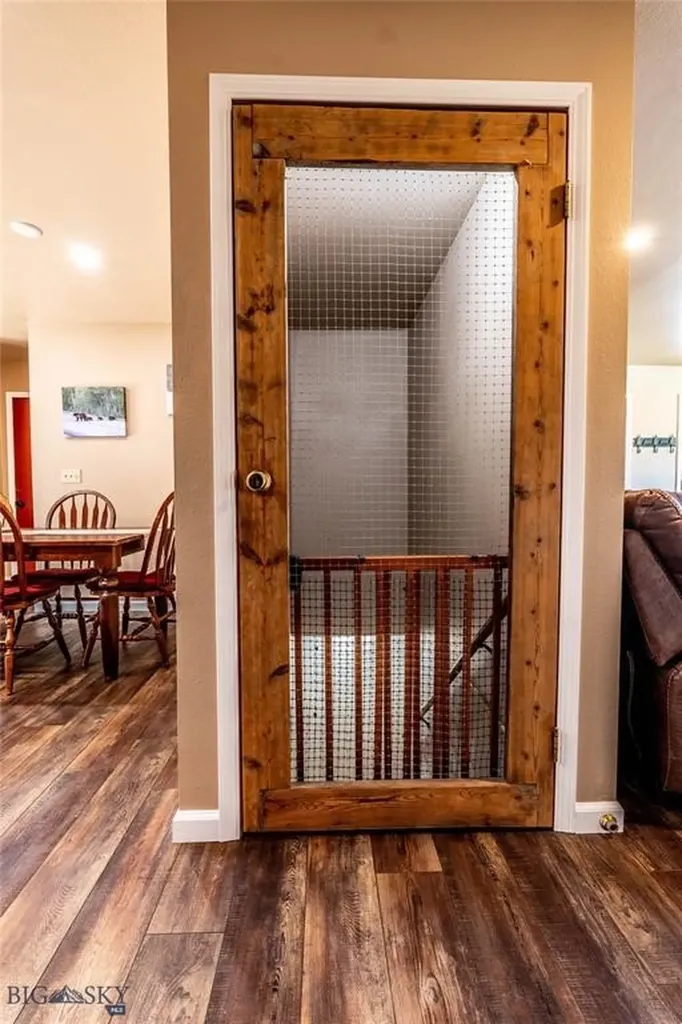 14 Peters Lane Gardiner MT 59030