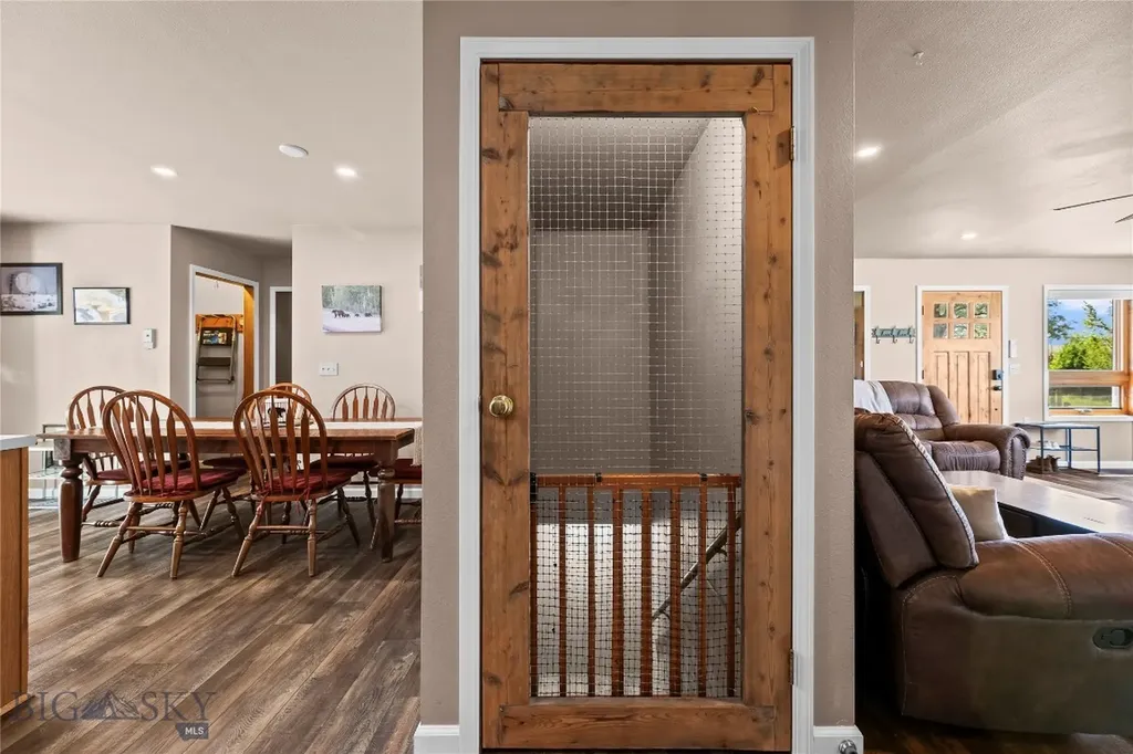 14 Peters Lane Gardiner MT 59030